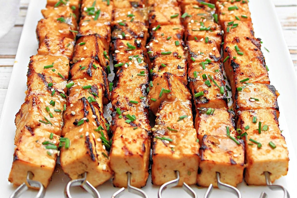 Brochettes de tofu mariné au miso et sésame