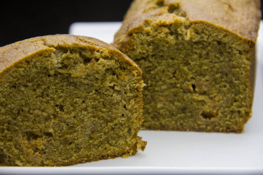 Cake moelleux au matcha et éclats de chocolat blanc